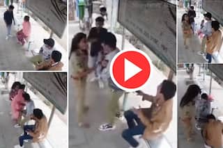 Manchalo Ko Sabak Sikha Diya: सादा ड्रेस में खड़ी पुलिस अधिकारी को छेड़ने लगे मनचले, बाद में जो हुआ उड़ गए होश | Viral हुआ ये फुटेज