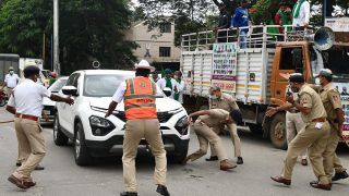 Bharat Bandh: बेंगलुरु में ड्यूटी के दौरान बाल-बाल बचे DCP धर्मेंद्र मीणा, पैर पर चढ़ी प्रदर्शनकारी की SUV