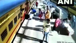 चलती ट्रेन में चढ़ने के दौरान ट्रैक और प्लेटफॉर्म के बीच गिरी महिला, Video में देखें कैसे बची जान