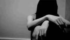 एक साल से 17 साल की लड़की का रेप करता रहा रिश्तेदार, फिर फार्महाउस ले जाकर दोस्तों को परोसा...