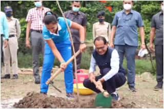 मध्य प्रदेश में भारतीय महिला हॉकी टीम सम्मानित, सीएम के साथ खिलाड़ियों ने पौधे भी रोपे