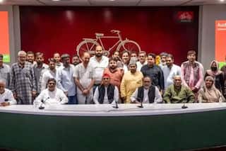 अखिलेश यादव से मिले उमर खालिद के पिता, योगी आदित्यनाथ बोले- अगर ये लोग आएंगे तो क्या करेंगे