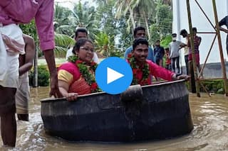 Badh Me Shadi: जब बाढ़ के बीच पतीले में बैठकर मंडप पहुंचे दूल्हा और दुल्हन, वायरल हुआ इस अनोखी शादी का वीडियो