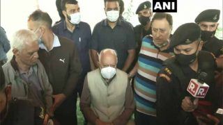 J&K: फारूक अब्दुल्ला माखन लाल बिंदरू के परिवार से मिले, कहा- अमानवीय लोगों ने उनकी हत्या कर दी