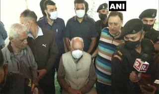 J&K: फारूक अब्दुल्ला माखन लाल बिंदरू के परिवार से मिले, कहा- अमानवीय लोगों ने उनकी हत्या कर दी