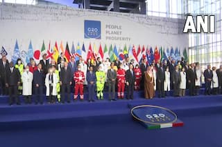 PM Modi Meets World Leaders at G20 Summit, Poses For 'Family Photo' With Frontline Workers in Rome