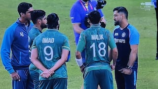 THALA For a Reason! Dhoni's Heartwarming Gesture Towards Pakistan Players Breaks Internet | PICS