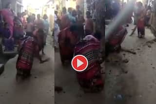 Padosi Ki Ladai: झाड़ू लगाने पर ही लड़ बैठीं पड़ोस की महिलाएं, फिर जो कुछ हुआ यकीन नहीं करेंगे | Viral हुआ ये Video