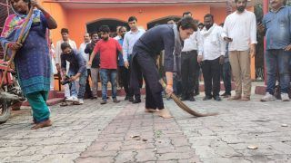 UP CM योगी के बयान का विरोध, प्रियंका गांधी ने फिर लगाया झाड़ू, बोलीं- यह स्वाभिमान का प्रतीक है