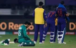 T20 World Cup 2021: भारत-पाकिस्तान के दौरान नमाज पढ़ते दिखे मोहम्मद रिजवान, देखें वीडियो