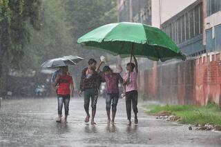 Weather Update: दिल्ली-एनसीआर में झमाझम बारिश, बर्फबारी के बीच जम्मू कश्मीर में रेड अलर्ट, जानिए मौसम का हाल