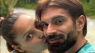 Bipasha Basu ने  पति को Kiss हुए की रोमांटिक फोटो शेयर, लोग बोलें- बालों में सफेदी आ गई