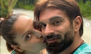 Bipasha Basu ने  पति को Kiss हुए की रोमांटिक फोटो शेयर, लोग बोलें- बालों में सफेदी आ गई