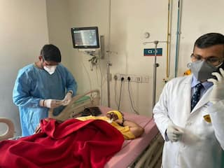 BJP MP Manoj Tiwari Injured While Protesting Outside Kejriwal's House, Rushed to Safdarjung Hospital