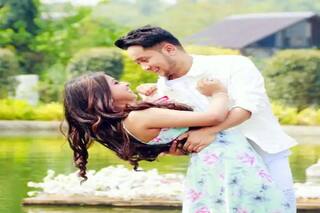 हाथों में हाथ डाले घूमते दिखे पवनदीप राजन और अरुणिता कांजीलाल, रोमांटिक वीडियो हो रहा है वायरल