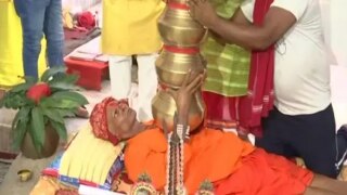 Patna's Priest Keeps 21 Urns on His Chest to Observe 9-day Navratri Festival