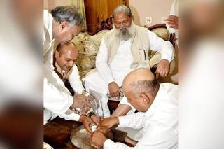 लोगों से पांव धुलवाते दिखे हरियाणा के मंत्री अनिल विज, तस्वीर पर विपक्ष ने उठाए सवाल