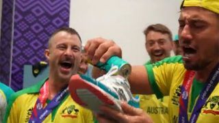 VIDEO देखें: T20 World Cup जीतने के बाद ऑस्ट्रेलियाई खिलाड़ियों ने जूते में भरकर पी बीयर