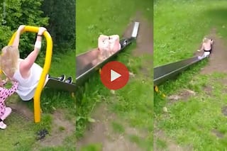 Funny Video: बच्चे के साथ मस्ती कर रही थी महिला, पर हो गया कुछ ऐसा पेट पकड़कर हंसेंगे | देखिए ये वीडियो
