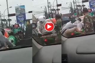Viral Video: रेड लाइट पर गंदी हरकत कर रहा था बाइक सवार, तभी पीछे से पहुंचा जवान और निकाल दी हेकड़ी | देखें