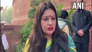 शिवसेना सांसद Priyanka Chaturvedi ने राज्यसभा से निलंबन के बाद संसद टीवी के एंकर का पद छोड़ा
