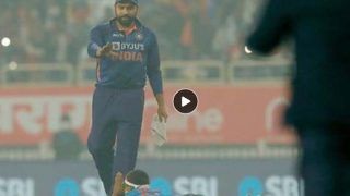IND vs NZ: रोहित शर्मा के फैन ने तोड़ा सुरक्षा घेरा, मैच के बीच आकर छूने लगा हिटमैन के पैर, WATCH