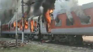 Madhya Pradesh: उधमपुर एक्सप्रेस की चार बोगियों में लगी भयानक आग, सुरक्षित निकाले गए सभी यात्री
