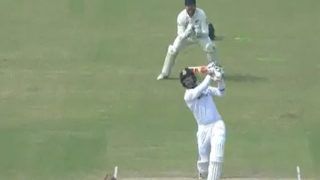 Kyle Jamieson की गेंद पर खड़े-खड़े Umesh Yadav ने जड़ा छक्का, वीडियो Viral