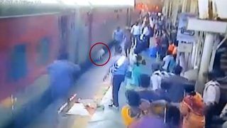 Mumbai के कल्याण स्टेशन पर चलती ट्रेन से गिरे यात्री के लिए फरिश्ता बना शख्स, Viral वीडियो में देखें कैसे बची जान