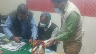 Viral News: भगवान कृष्ण की मूर्ति की 'टूटी बांह' लेकर रोते हुए अस्पताल पहुंचा पुजारी, डॉक्टरों ने बांधी पट्टी