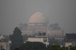 Thick Haze Envelopes Delhi As Air Quality Recorded In 'Very Poor' Category, Relief Unlikely For Days