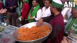 Kuch Meetha Ho Jaaye? People Celebrate at Ghazipur Border With Jalebis After PM Modi Repeals Farm Laws