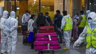 Omicron Scare: 'जोखिम वाले' देशों से भारत पहुंचे 6 यात्री कोरोना संक्रमित, ओमिक्रॉन का पता लगाने के लिए भेजे गए सैंपल