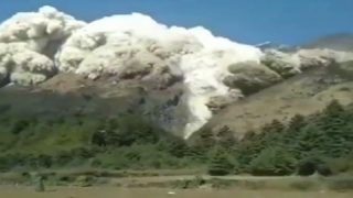 Terrifying Video: अचानक भरभराकर गिरा बर्फ का पहाड़, मौत को सामने देख जान बचाकर भागे लोग, देखें वीडियो