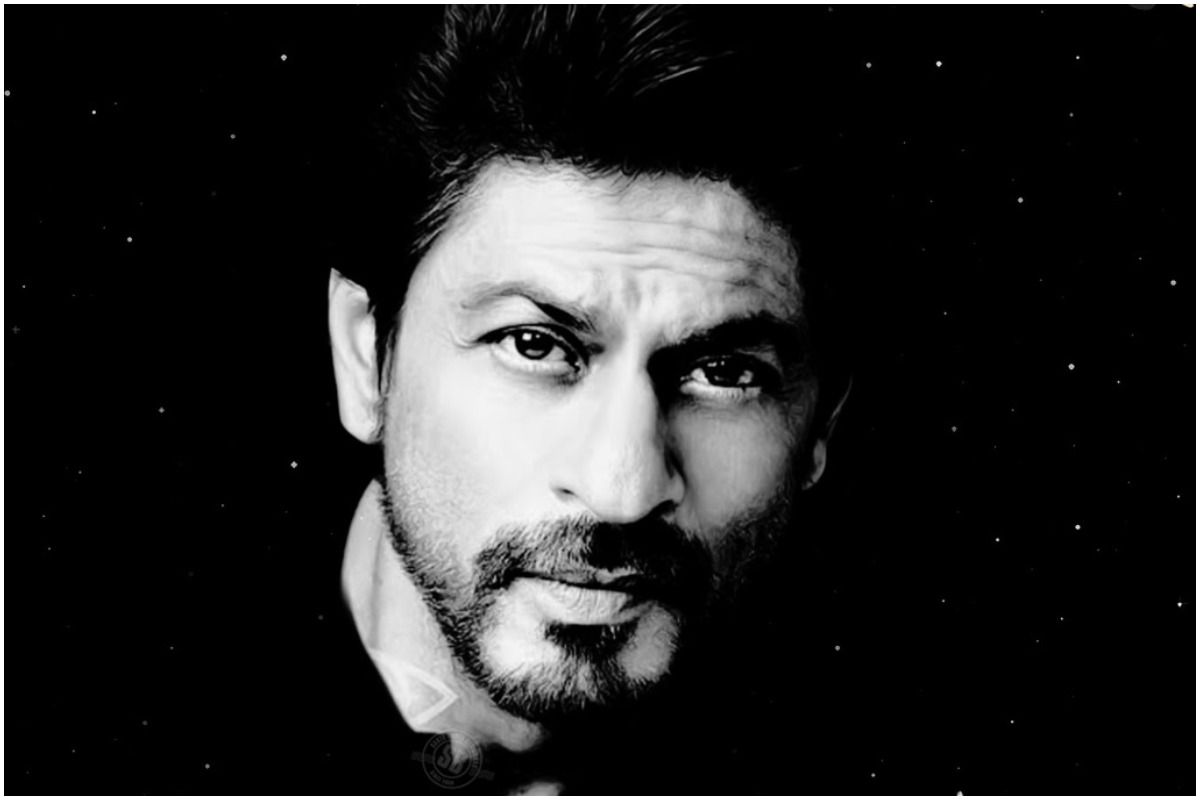 Shah Rukh Khan welcomes fans in his hotel room at 2 am, they say