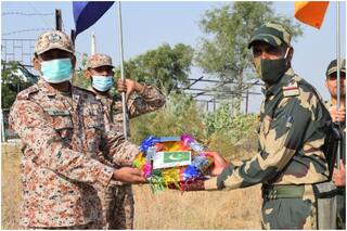 भारत और पाकिस्तान की सेना ने एक-दूसरे को दी मिठाई, बांग्लादेश ने भी कहा- हैप्पी दीवाली