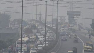 Delhi Pollution: दिल्ली सरकार ने प्रदूषण पर काबू पाने के लिए वाहन चालकों से की यह स्टीकर लगवाने की अपील