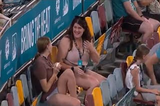 BBL: बल्लेबाज ने जड़ा करारा छक्का, फीमेल फैन ने पकड़ा कैच, वीडियो सोशल मीडिया पर वायरल