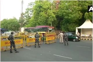 Delhi में कोरोना पाबंदियों में मिलेगी ढील? DDMA की बैठक आज; Weekend Curfew, सिनेमा और रेस्तरां पर फैसला संभव