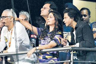 Idhar Udhar Ki Baatein...Kisiko Kuch Nahi Bolte: Juhi Reveals How Shah Rukh Backtracks On His Word In KKR Team Meetings | WATCH VIDEO