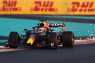 Abu Dhabi GP Qualifying: Verstappen Outpaces Hamilton to Take Pole Position in Title-Deciding Race