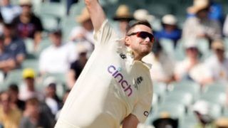 AUS vs ENG: एडिलेड टेस्‍ट में इंग्लिश तेज गेंदबाज Ollie Robinson ऑफ स्पिन डालते आए नजर, ये है वजह VIDEO