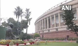 केंद्र ने संसद को बताया, दिसंबर 2014 के बाद से 25 फीसदी घटी डॉलर के मुकाबले रुपये की कीमत