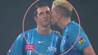 Live मैच में कप्तान ने अपने गेंदबाज को कर दिया KISS, Video ने लगाई सोशल मीडिया पर 'आग'