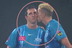 Live मैच में कप्तान ने अपने गेंदबाज को कर दिया KISS, Video ने लगाई सोशल मीडिया पर 'आग'