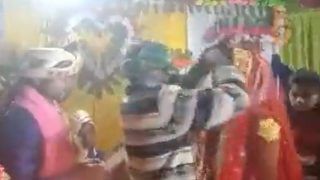Viral Video: दुल्हन के गले में दूल्हा डालने वाला था वरमाला, स्टेज पर हो गई सिरफिरे आशिक की एंट्री- भर दी मांग और...