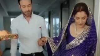 Ankita Lokhande ने मुस्कुराते हुए  Vicky Jain का हाथ पकड़कर किया गृह प्रवेश, देखें Video