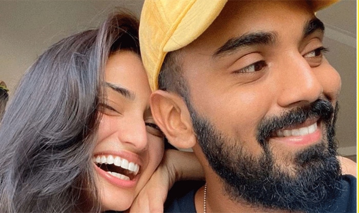 अपने ब्वॉयफ्रेंड KL Rahul के साथ भाई Ahan Shetty की 'तड़प' देखने पहुंची Athiya, लवबर्ड ने खुल्ले आम गले लगकर दिए पोज़