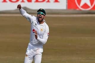 बल्लेबाजी के बाद गेंदबाजी में भी Virat Kohli से आगे निकले Babar Azam, सिर्फ 8वीं गेंद पर पछाड़ा