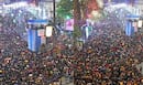 Viral Photos: कोलकाता के पार्क स्ट्रीट में क्रिसमस का जश्न, नाइट कर्फ्यू में ढील के बीच उमड़ा सैलाब Viral Photos: कोलकाता के पार्क स्ट्रीट में क्रिसमस का जश्न, नाइट कर्फ्यू में ढील के बीच उमड़ा सैलाब